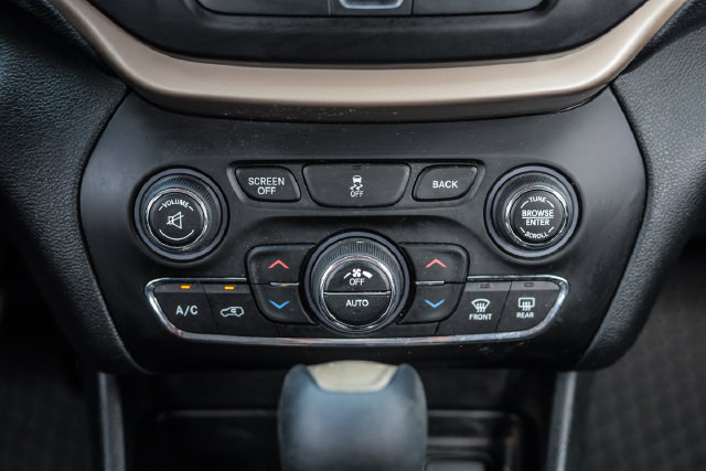 Used 2015 Jeep Cherokee Latitude w/ Comfort/Convenience Group AWD/4WD image 34
