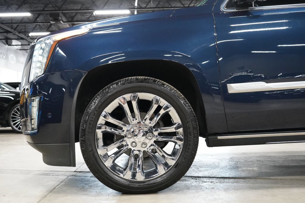 Used 2020 Cadillac Escalade Premium Luxury RWD image 38