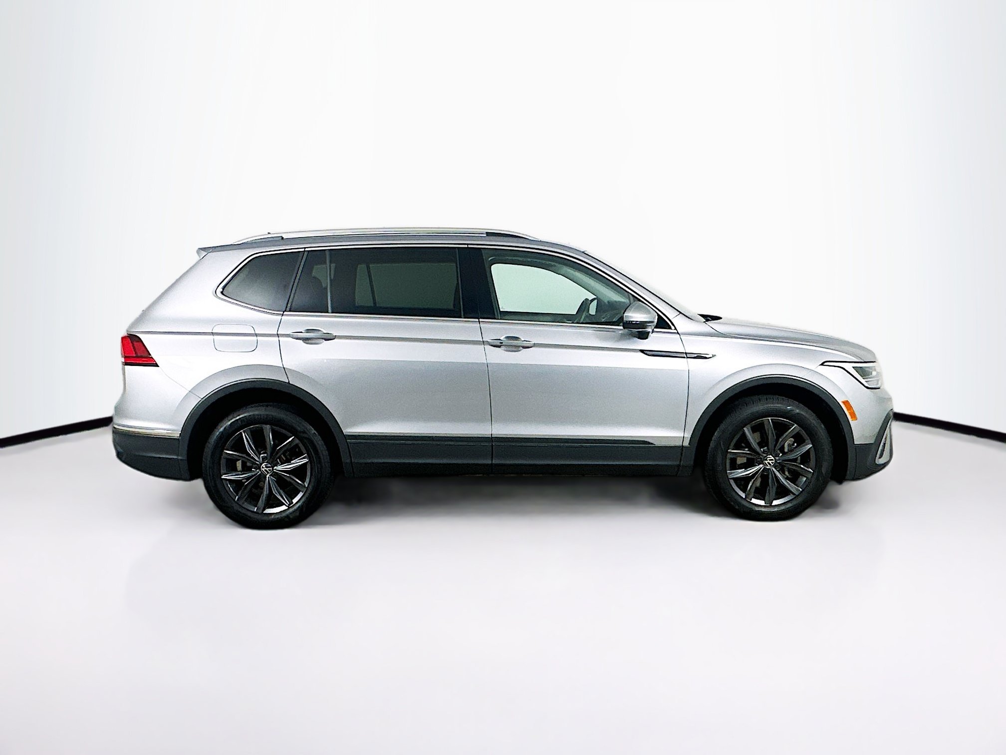 Used 2023 Volkswagen Tiguan SE AWD/4WD image 10