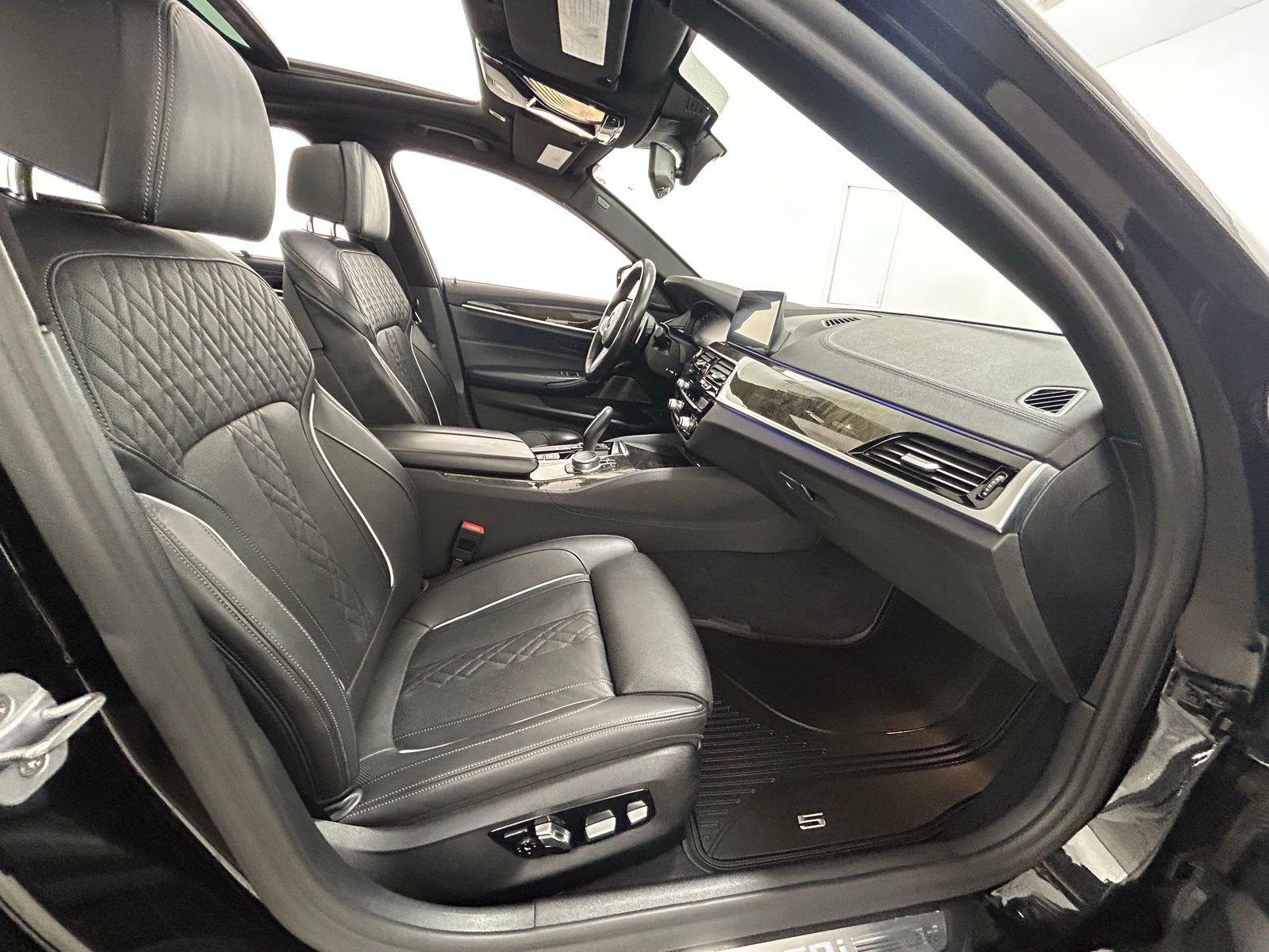 Used 2020 BMW M550i xDrive w/ Executive Package image 40