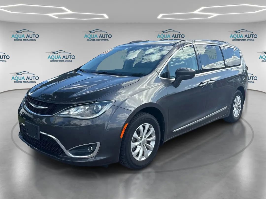 Used 2018 Chrysler Pacifica Touring-L image 1