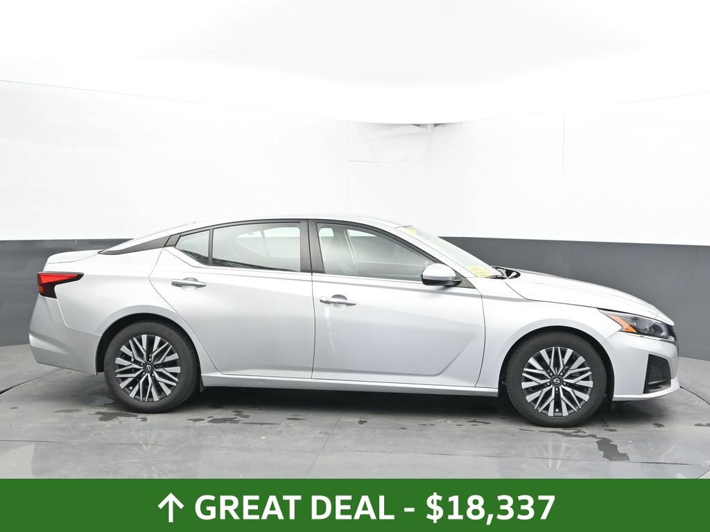 Used 2023 Nissan Altima 2.5 SV FWD image 13