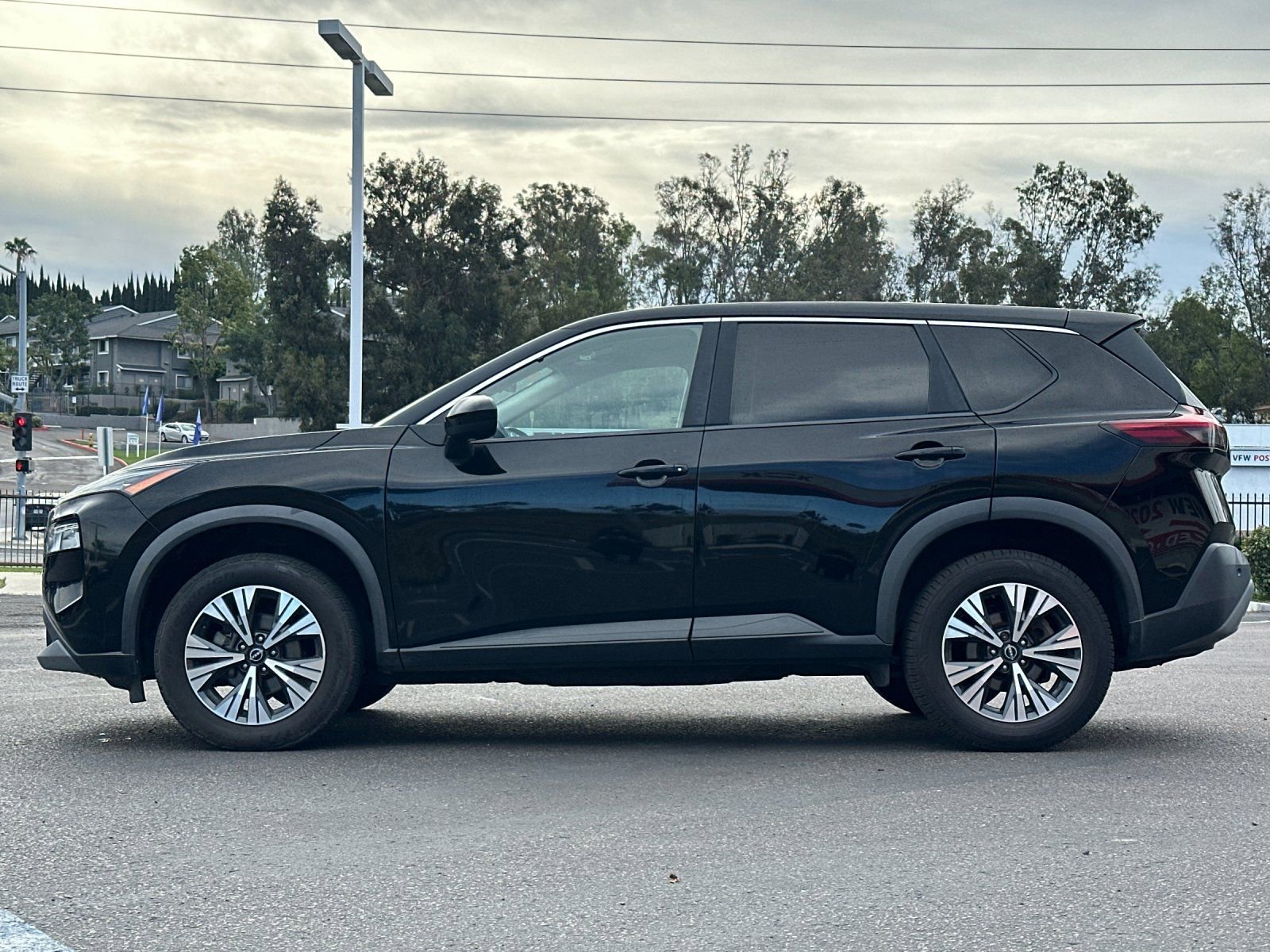 Used 2023 Nissan Rogue SV image 2