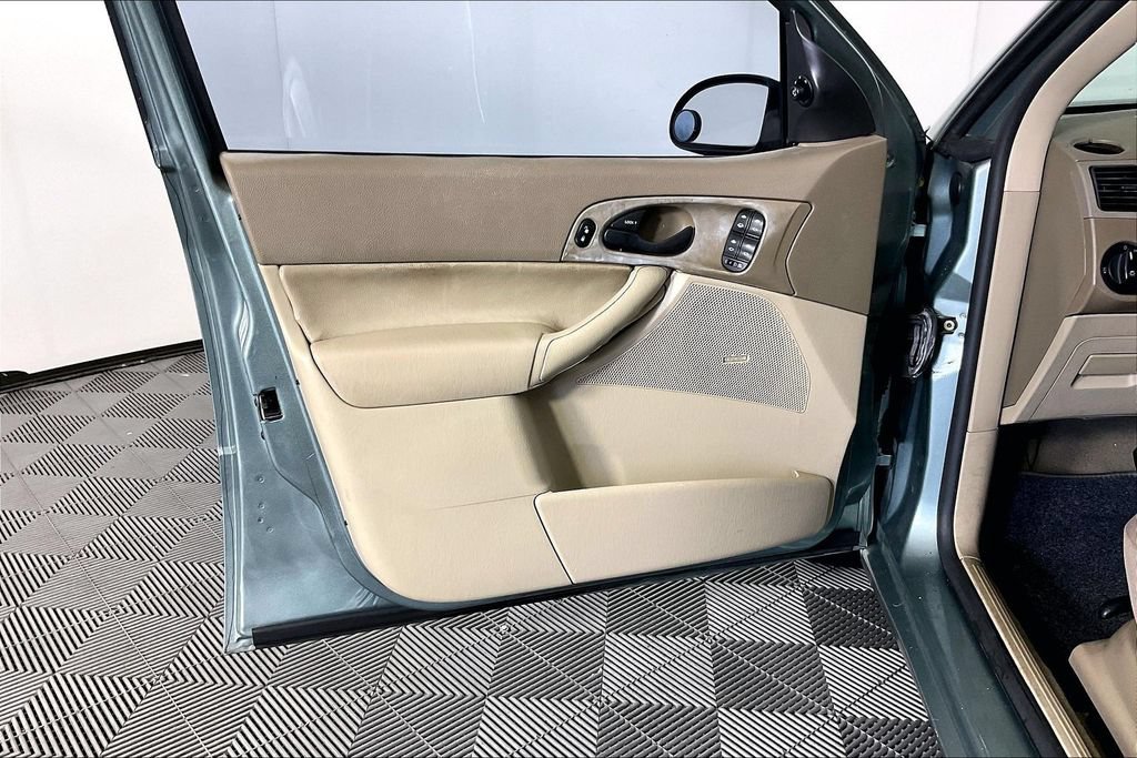 Used 2005 Ford Focus ZX4 Sedan FWD image 21