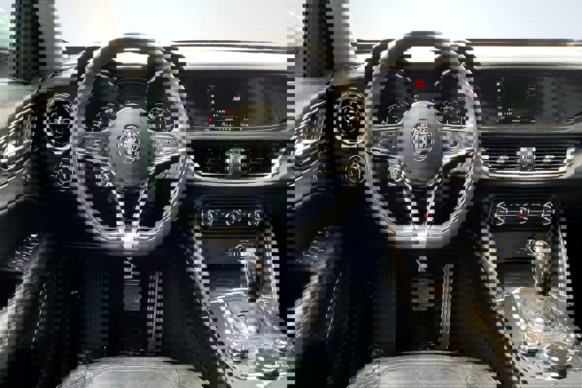 Used 2018 Alfa Romeo Stelvio AWD image 5