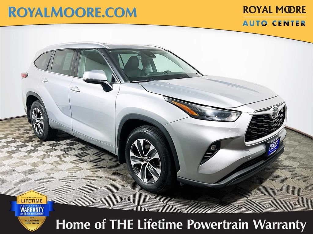 Used 2022 Toyota Highlander XLE AWD/4WD image 1