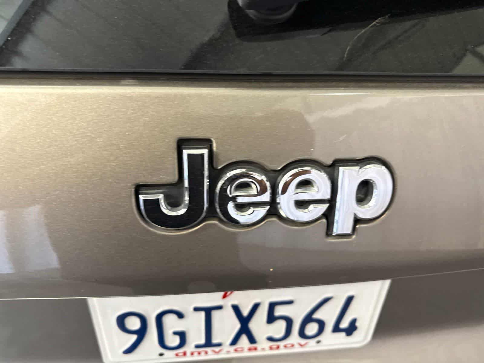 Used 2019 Jeep Cherokee Latitude Plus w/ Comfort/Convenience Group FWD image 13