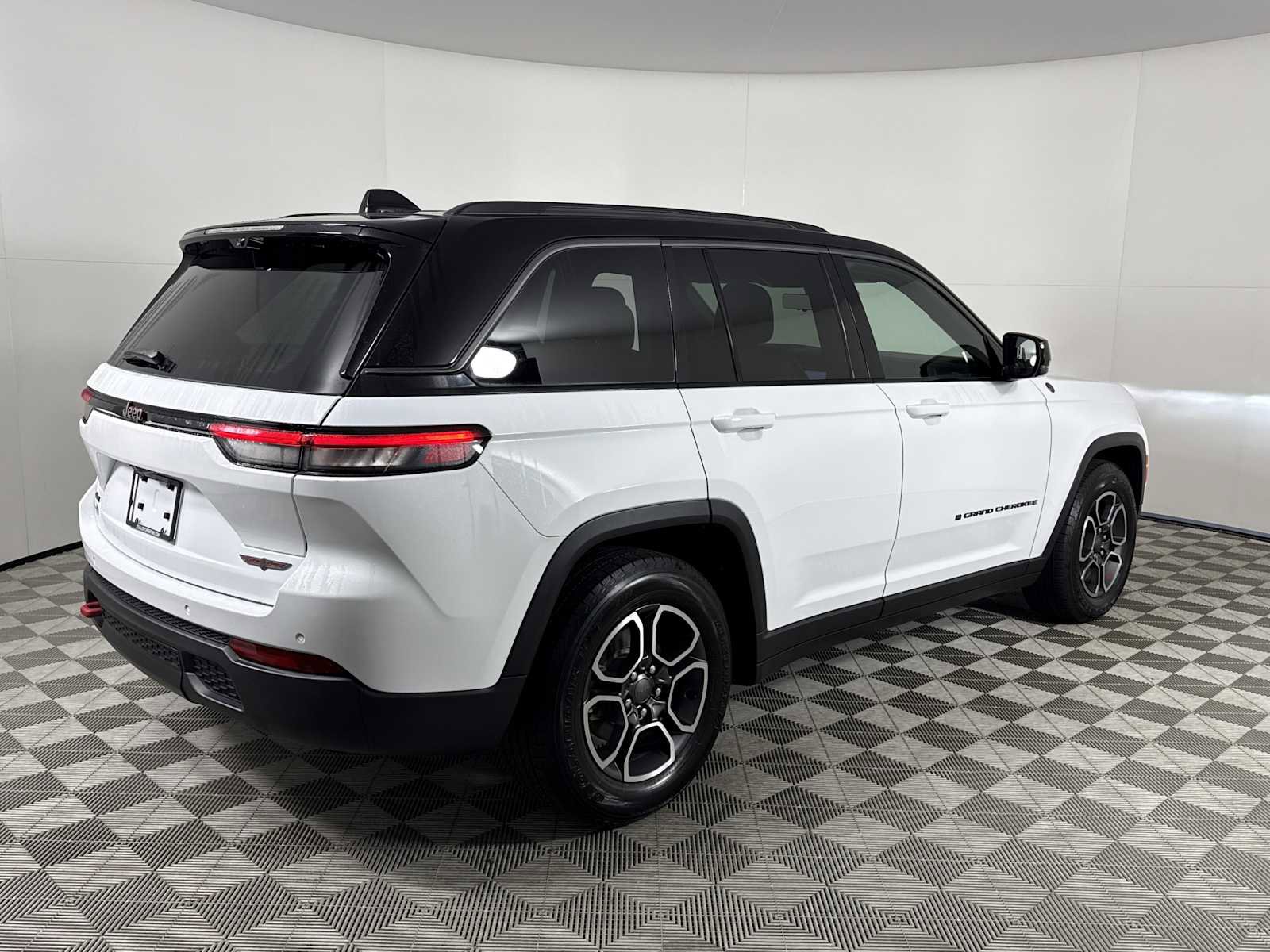 Used 2022 Jeep Grand Cherokee Trailhawk w/ Luxury Tech Group III image 8