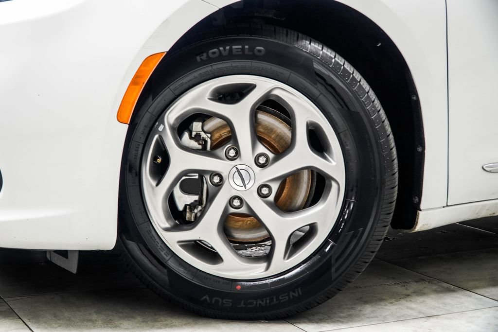 Used 2023 Chrysler Pacifica Limited FWD image 3