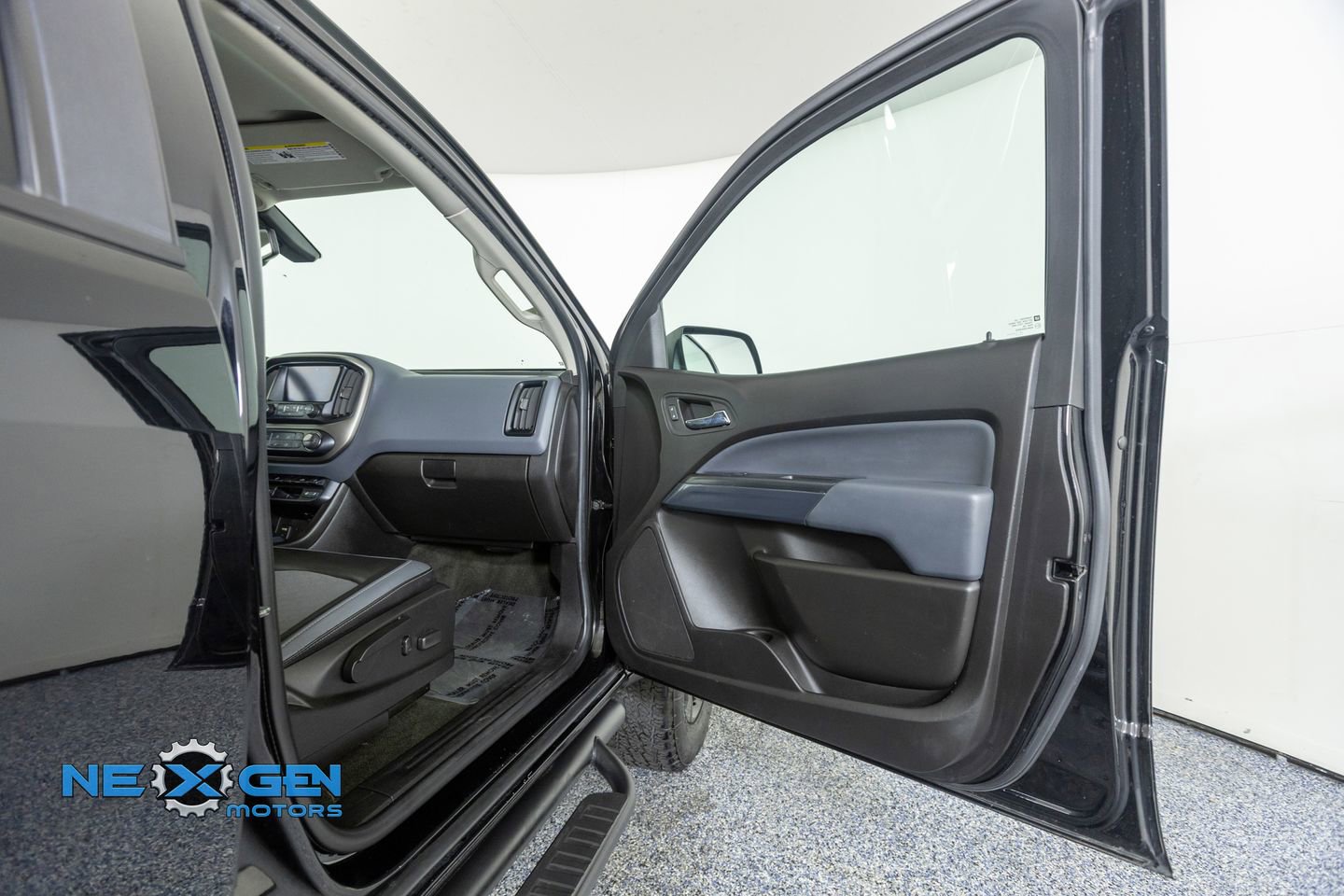 Used 2017 Chevrolet Colorado Z71 AWD/4WD image 37