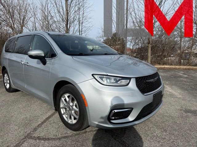 Used 2023 Chrysler Pacifica Touring image 1