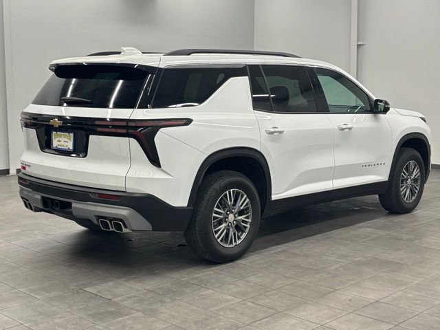 Used 2025 Chevrolet Traverse LT w/ Driver Confidence Package image 2