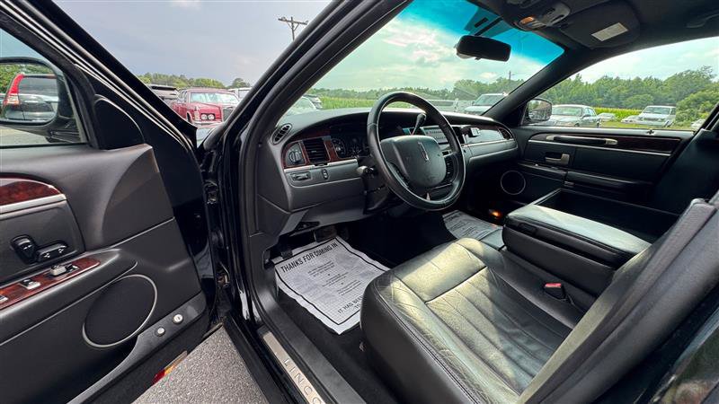 Used 2008 Lincoln Town Car Executive RWD image 40