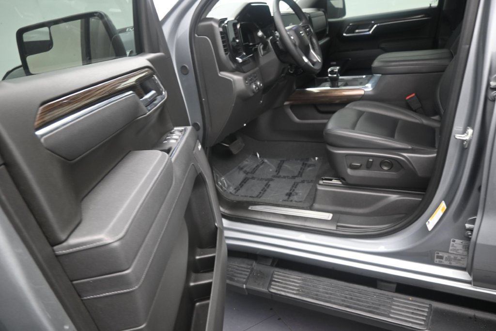 Used 2025 Chevrolet Silverado 1500 LT Trail Boss w/ Convenience Package II AWD/4WD image 11