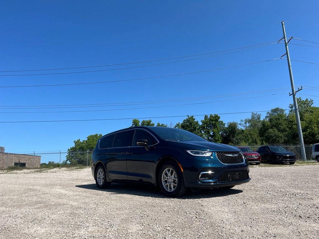 Used 2025 Chrysler Pacifica Select FWD image 5