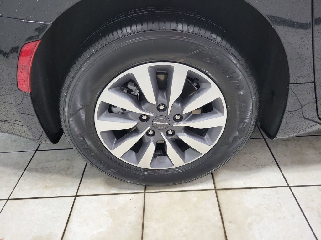 Used 2023 Chrysler Pacifica Limited image 48