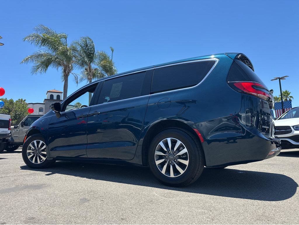 Used 2025 Chrysler Pacifica Select FWD image 3