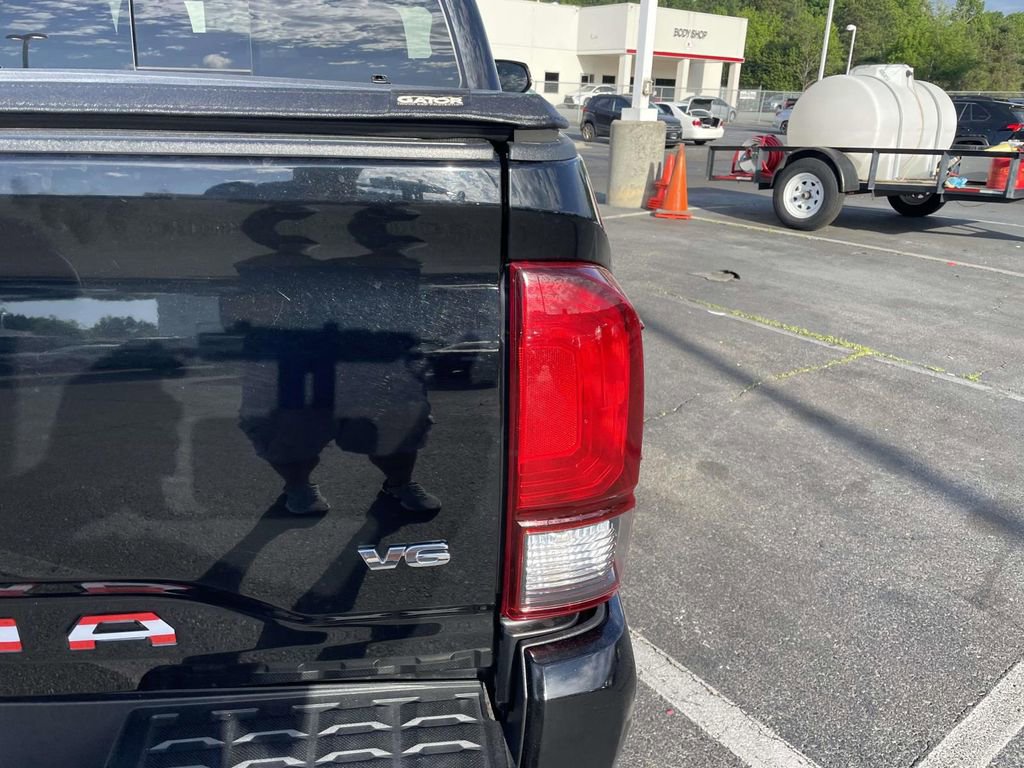 Used 2022 Toyota Tacoma SR5 w/ Technology Package image 18