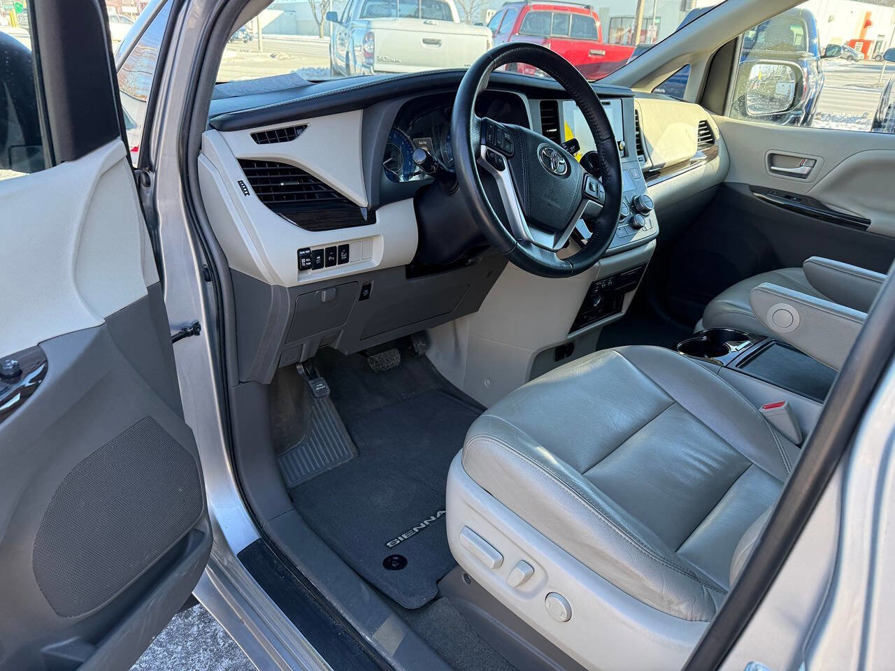 Used 2015 Toyota Sienna XLE Premium image 8