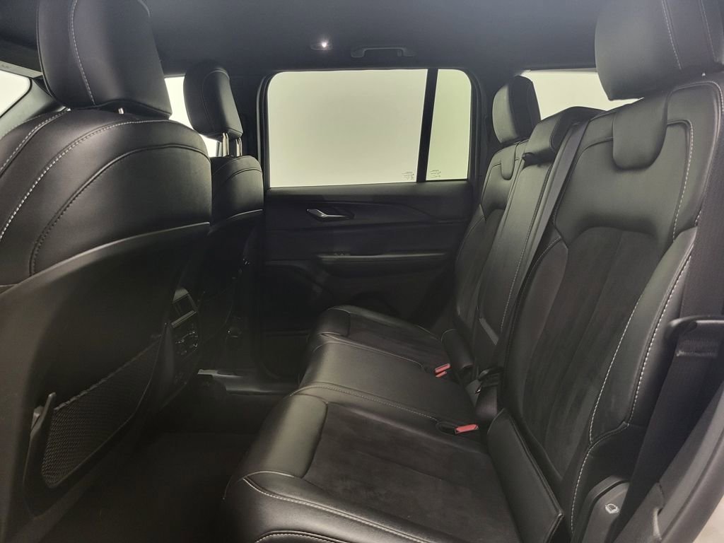 Used 2024 Jeep Grand Cherokee Altitude image 9