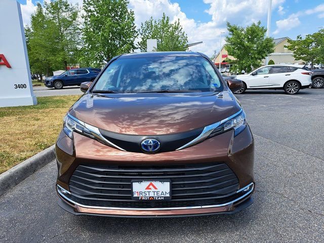 Certified 2022 Toyota Sienna XLE w/ XLE Plus Package FWD image 3