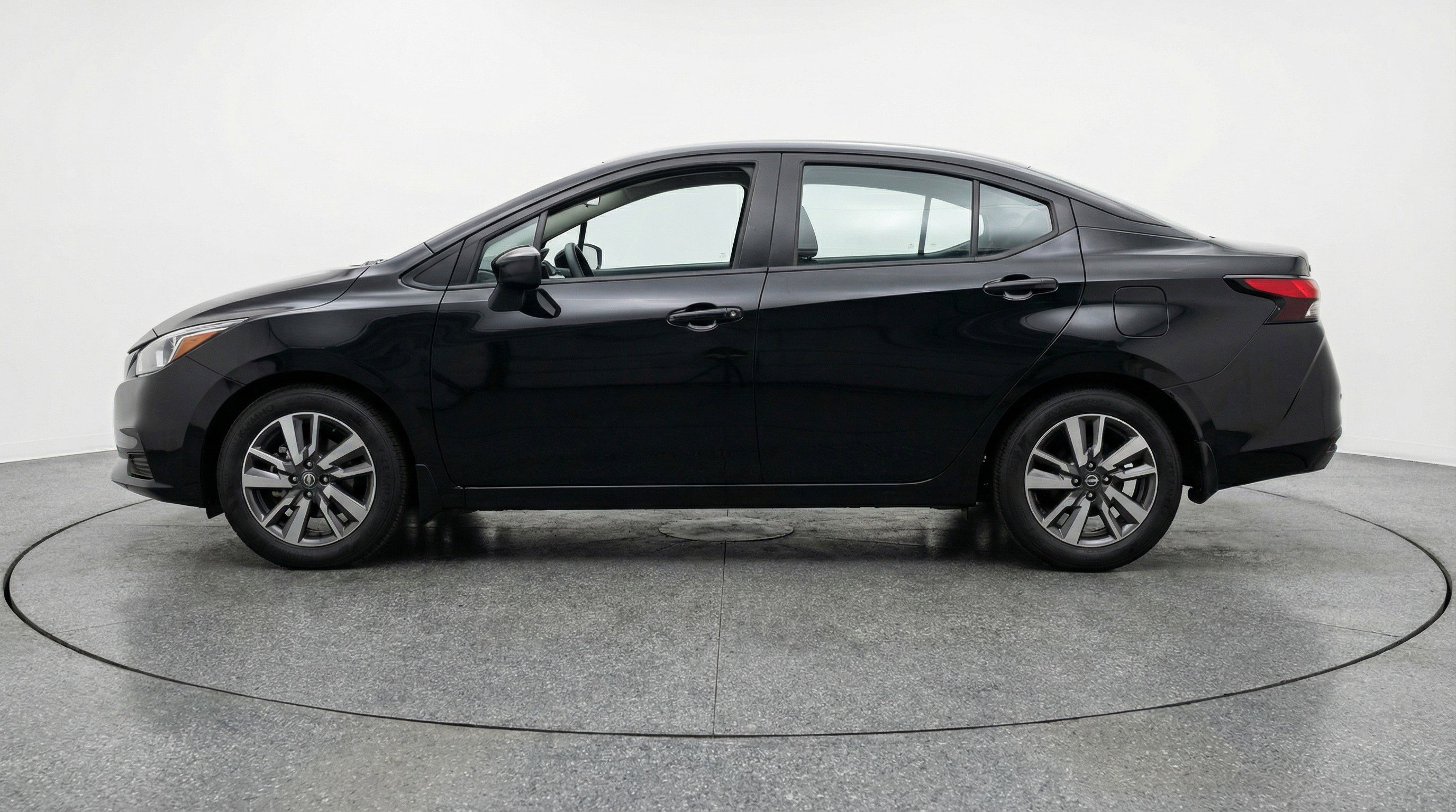 Used 2025 Nissan Versa SV FWD image 5