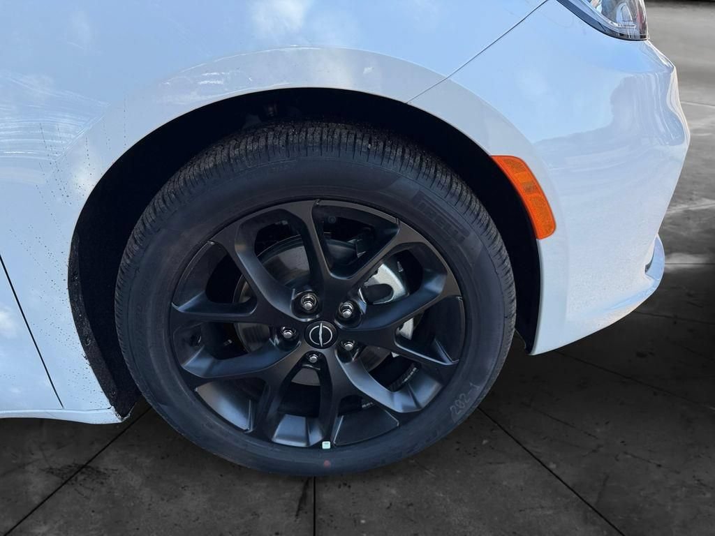 New 2026 Chrysler Pacifica Limited w/ Uconnect Theater Family Group FWD image 32