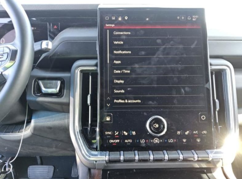 Used 2025 GMC Yukon XL Denali AWD/4WD image 3