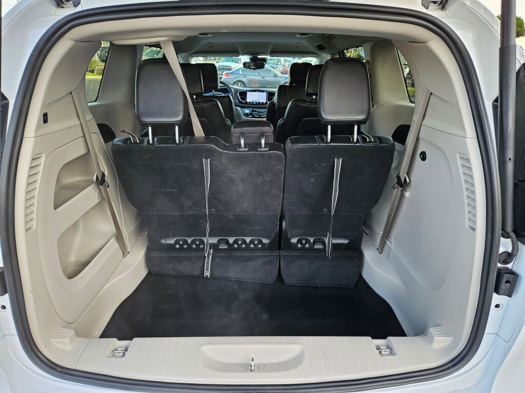 Used 2024 Chrysler Pacifica Touring-L image 11