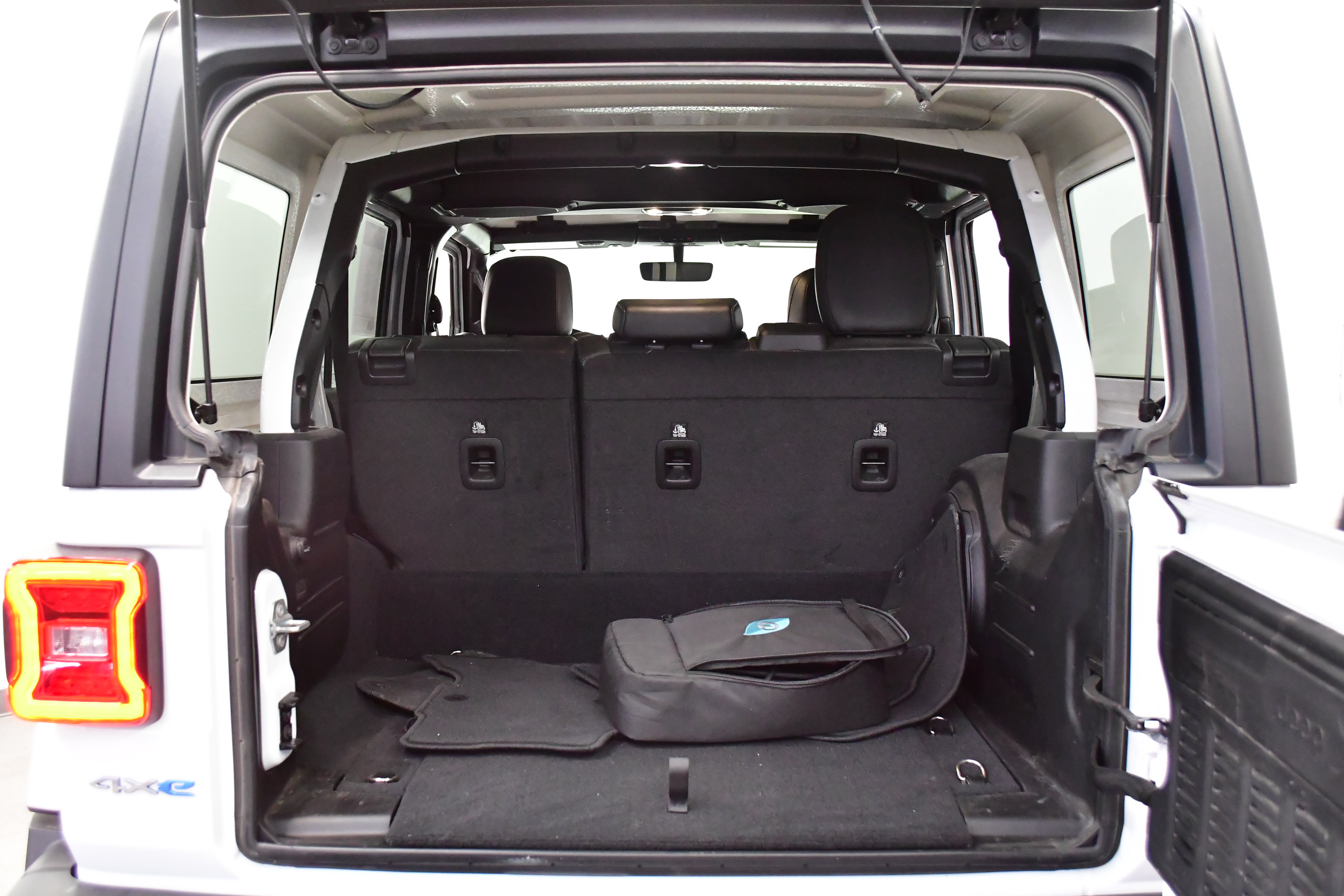 Used 2022 Jeep Wrangler Unlimited Sahara w/ Cold Weather Group image 8