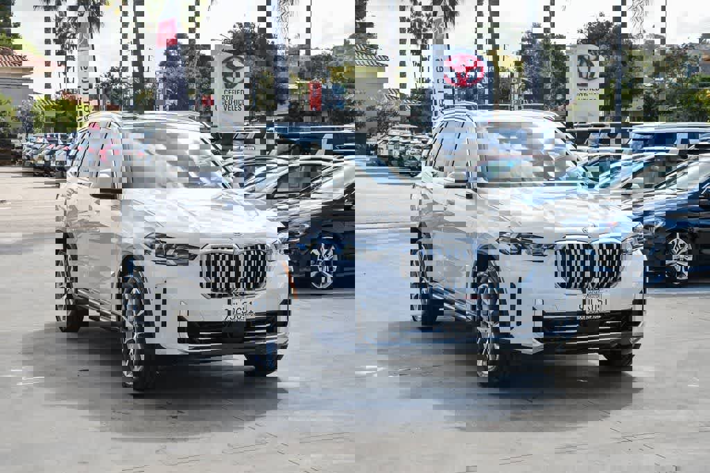 Used 2024 BMW X5 xDrive50e image 3