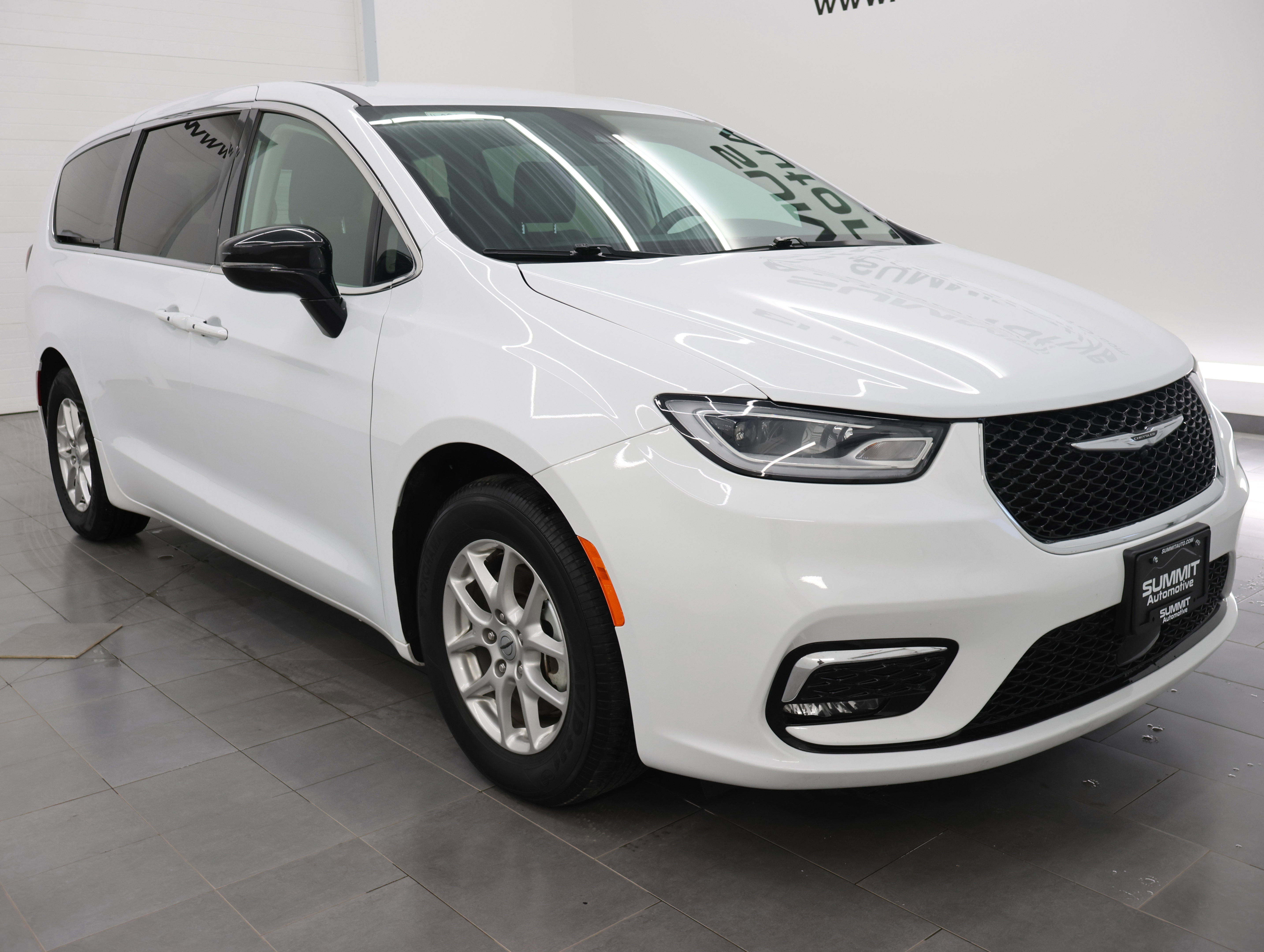 Used 2024 Chrysler Pacifica Touring-L FWD image 2