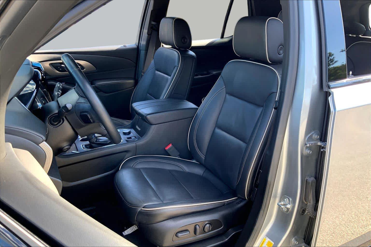 Used 2023 Chevrolet Traverse Premier w/ Redline Edition FWD image 8