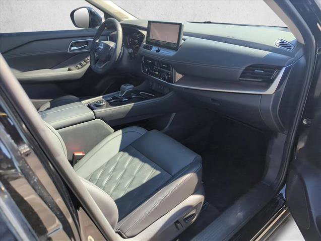 Used 2025 Nissan Rogue Platinum w/ Tech Package image 24