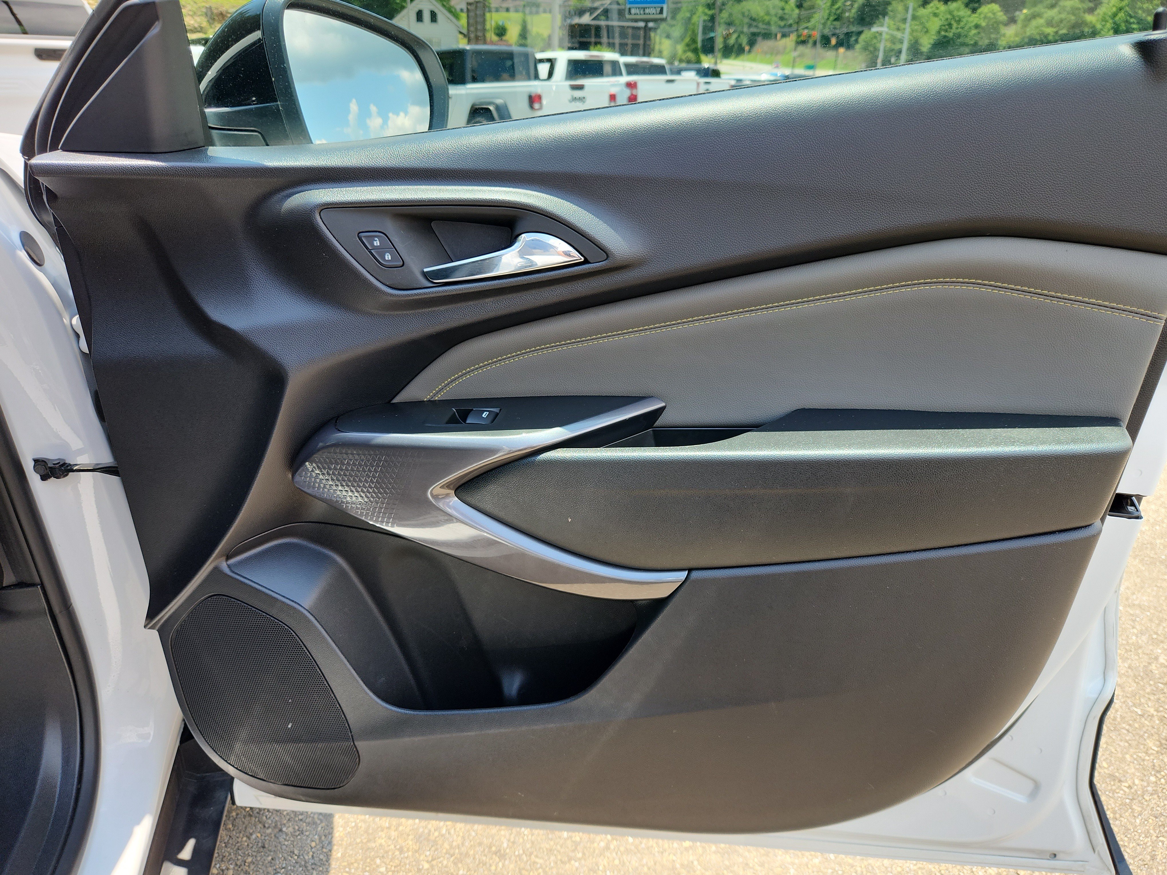 Used 2025 Chevrolet Trax ACTIV FWD image 41