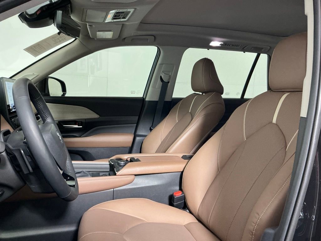 Used 2025 Toyota Grand Highlander AWD image 19