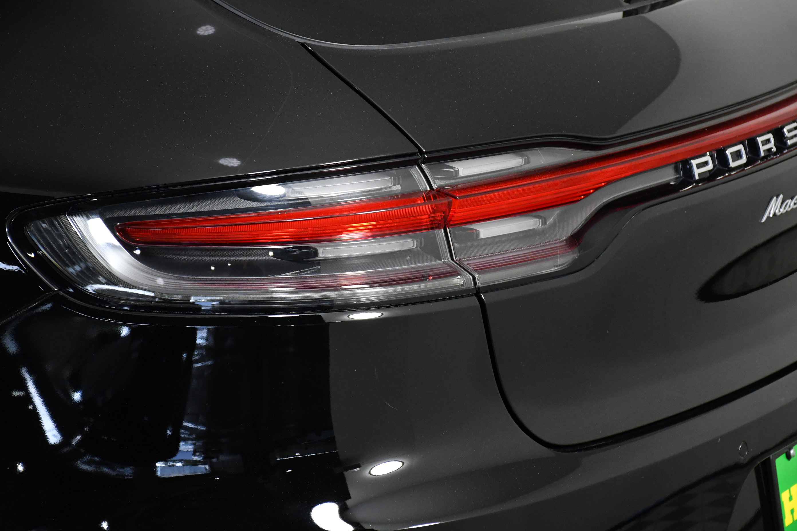 Used 2020 Porsche Macan Turbo image 33