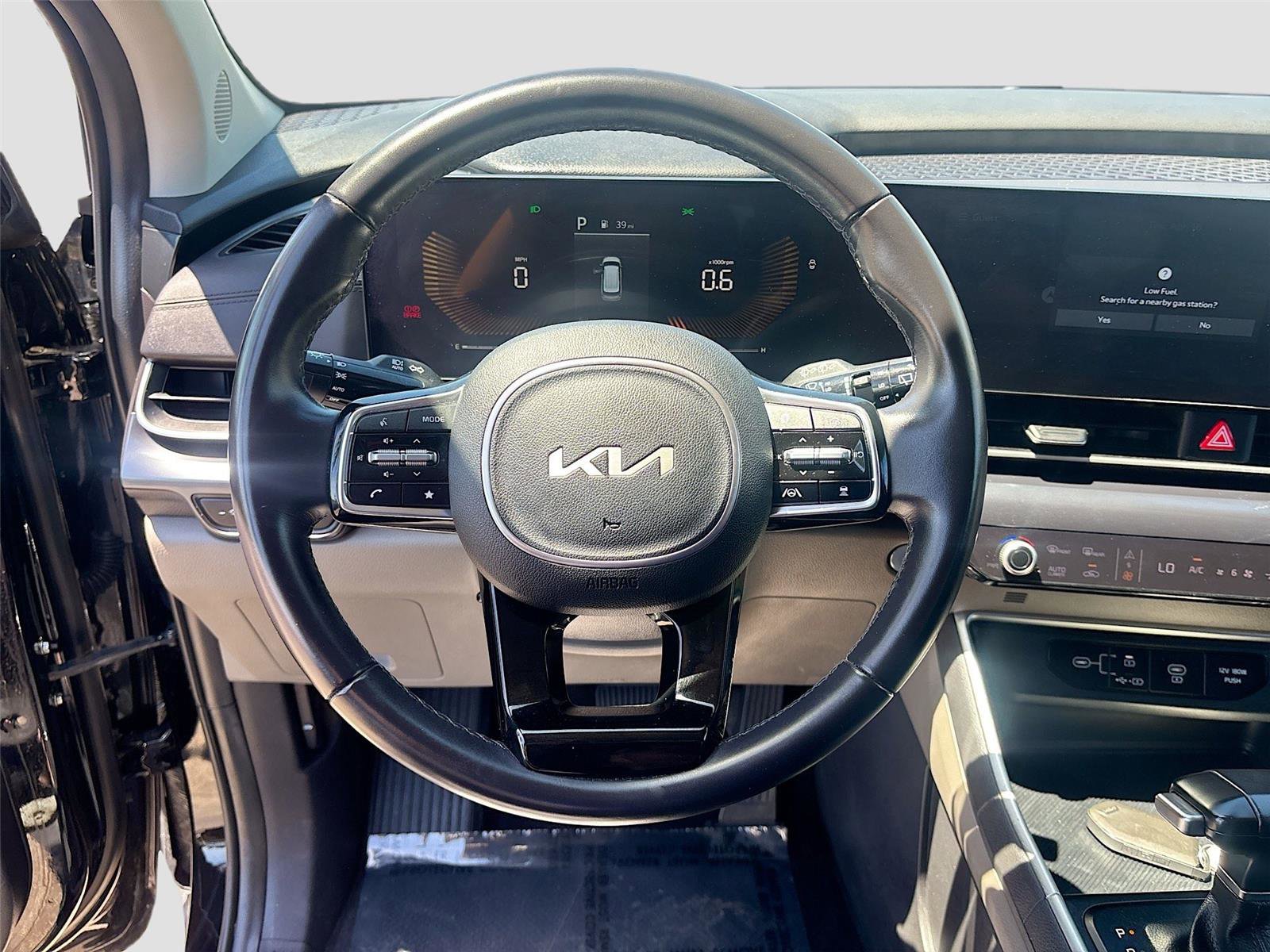 Used 2025 Kia Carnival FWD image 11