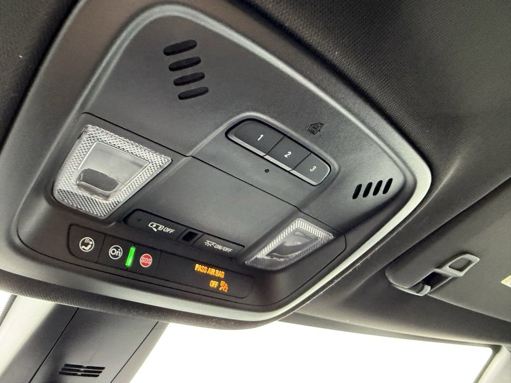 Used 2023 Chevrolet Traverse LT image 9