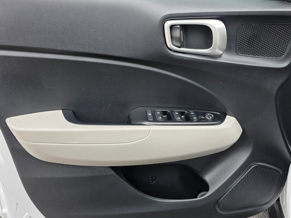 Used 2022 Hyundai Venue SEL image 12