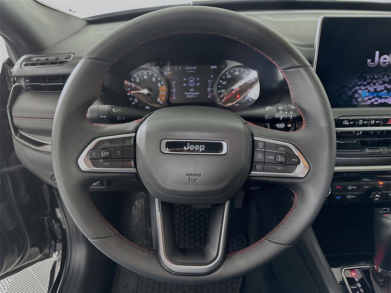 Used 2025 Jeep Compass Trailhawk AWD/4WD image 16