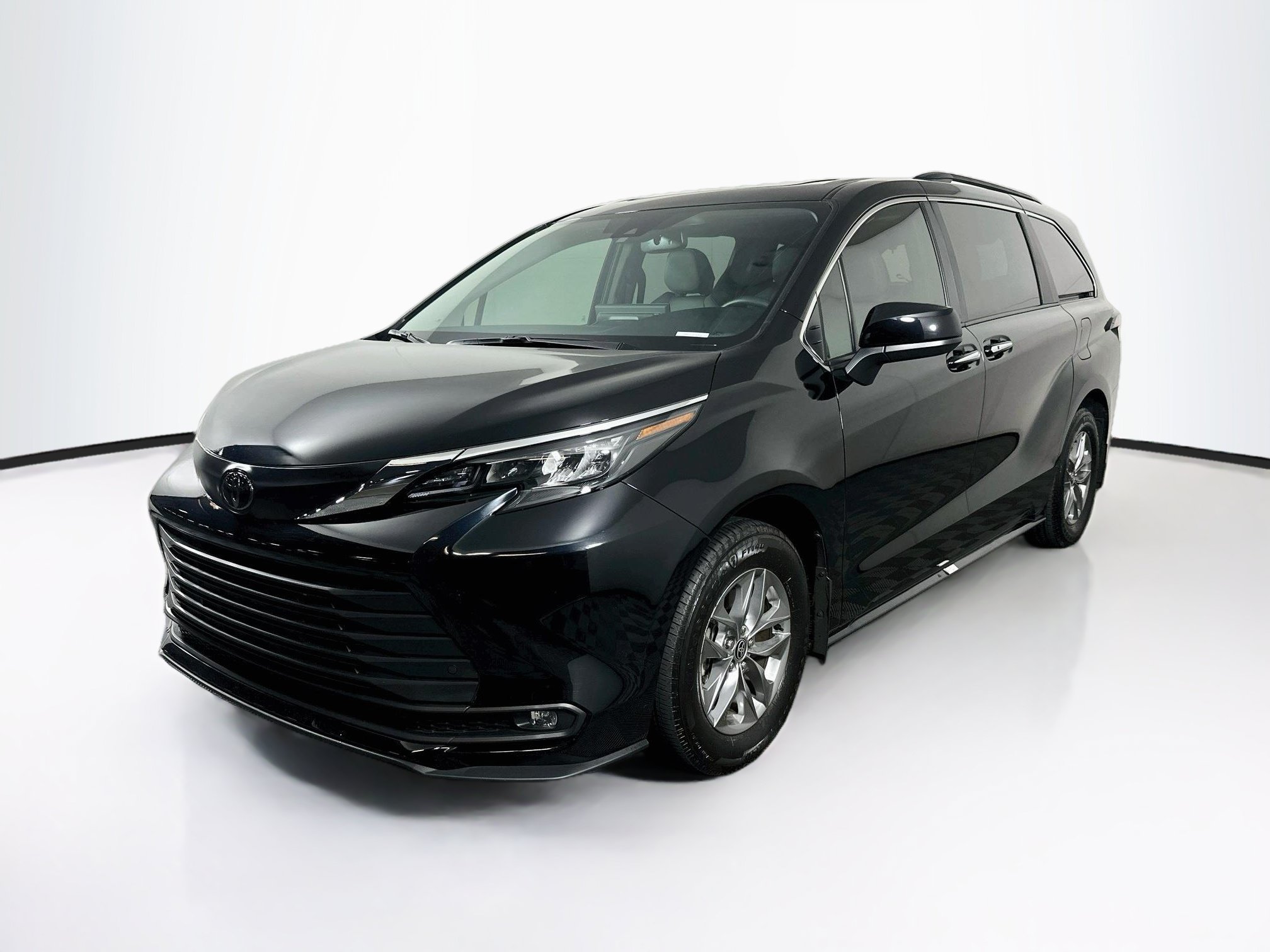 Used 2026 Toyota Sienna XLE FWD image 3