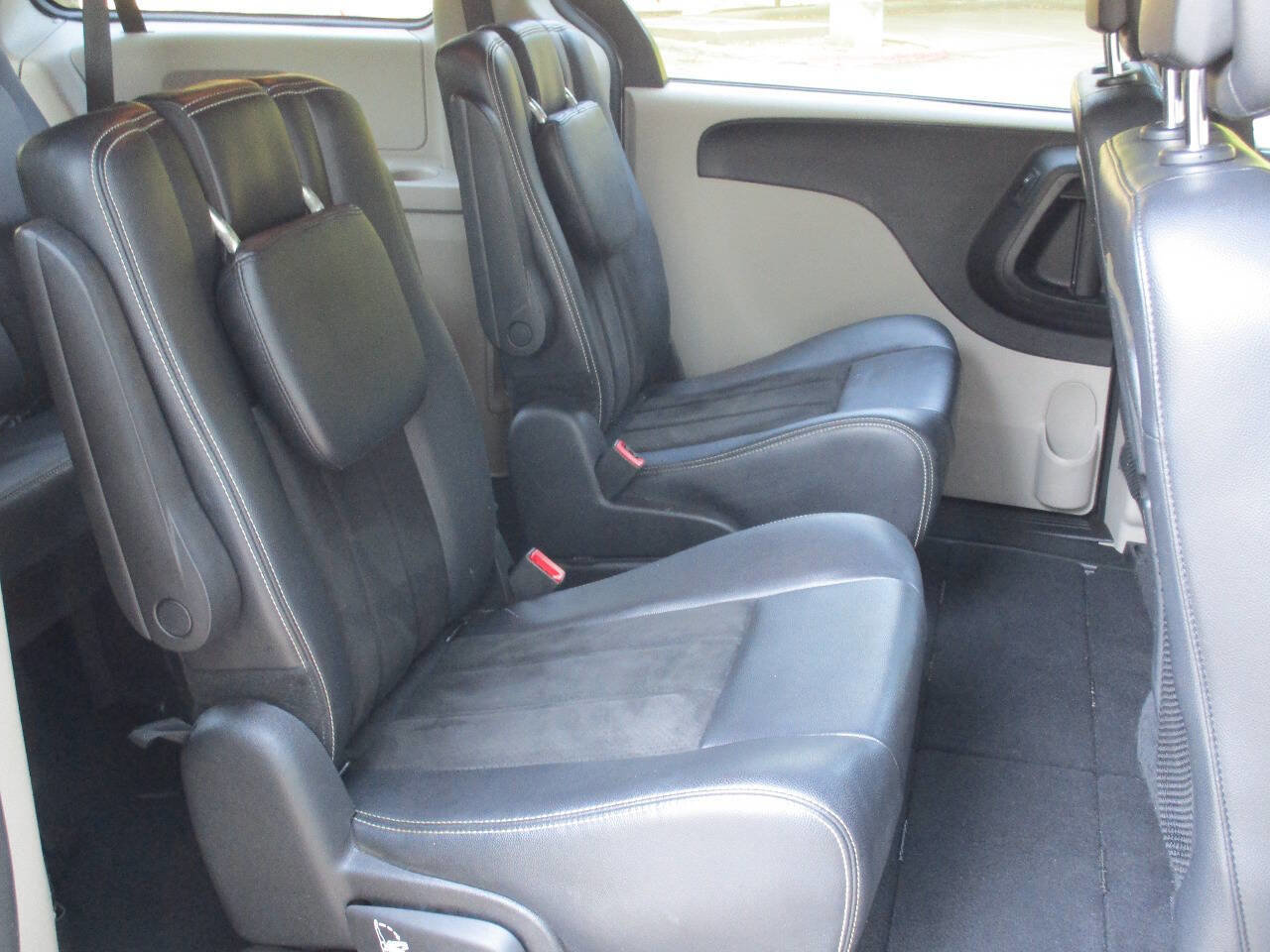 Used 2019 Dodge Grand Caravan SXT image 12