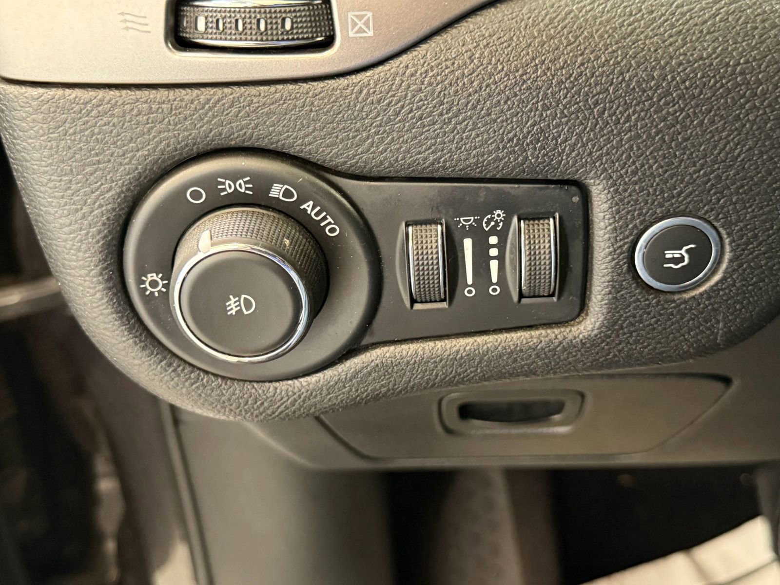 Used 2019 Jeep Cherokee Latitude Plus w/ Comfort/Convenience Group image 24