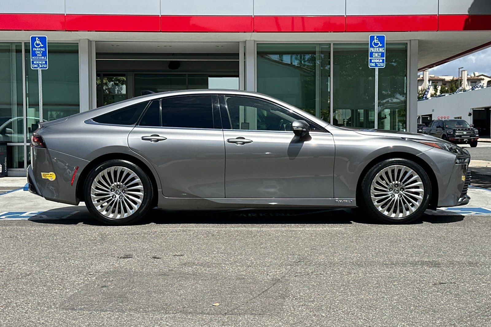 Certified 2021 Toyota Mirai RWD image 3