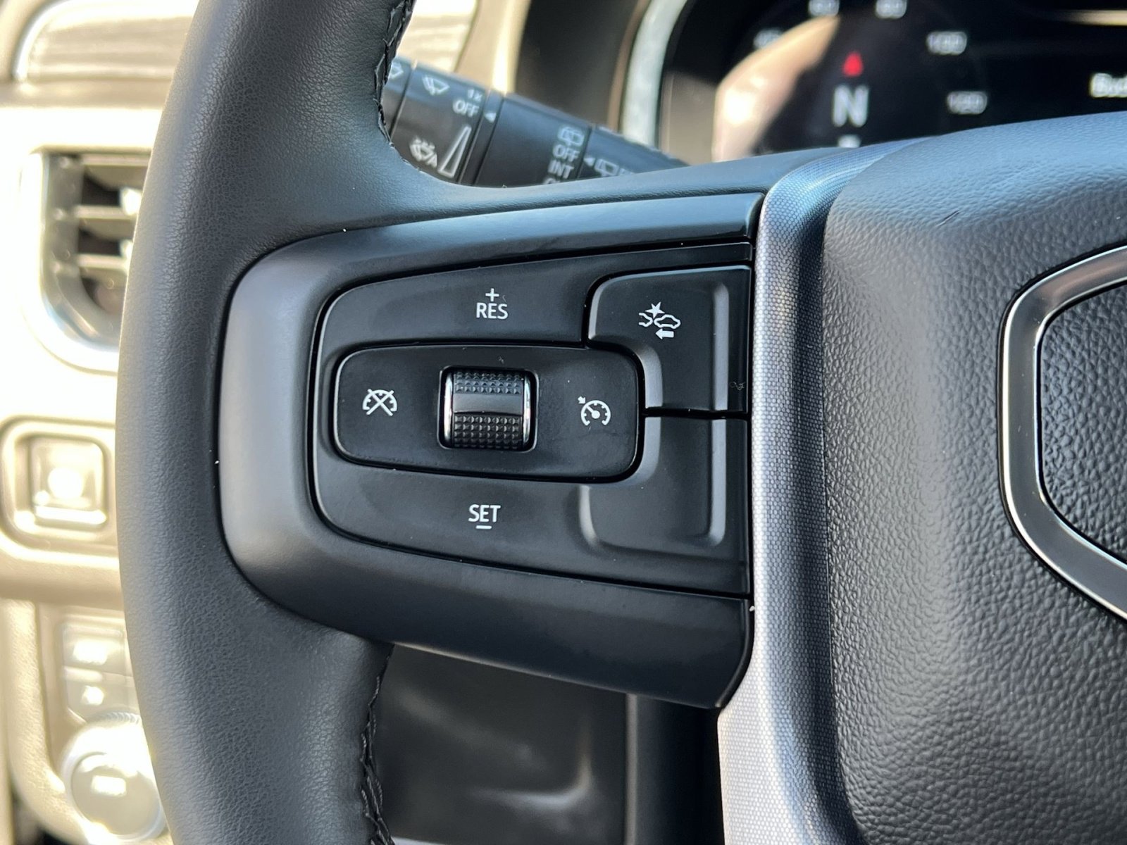 Used 2023 GMC Yukon XL SLT image 31