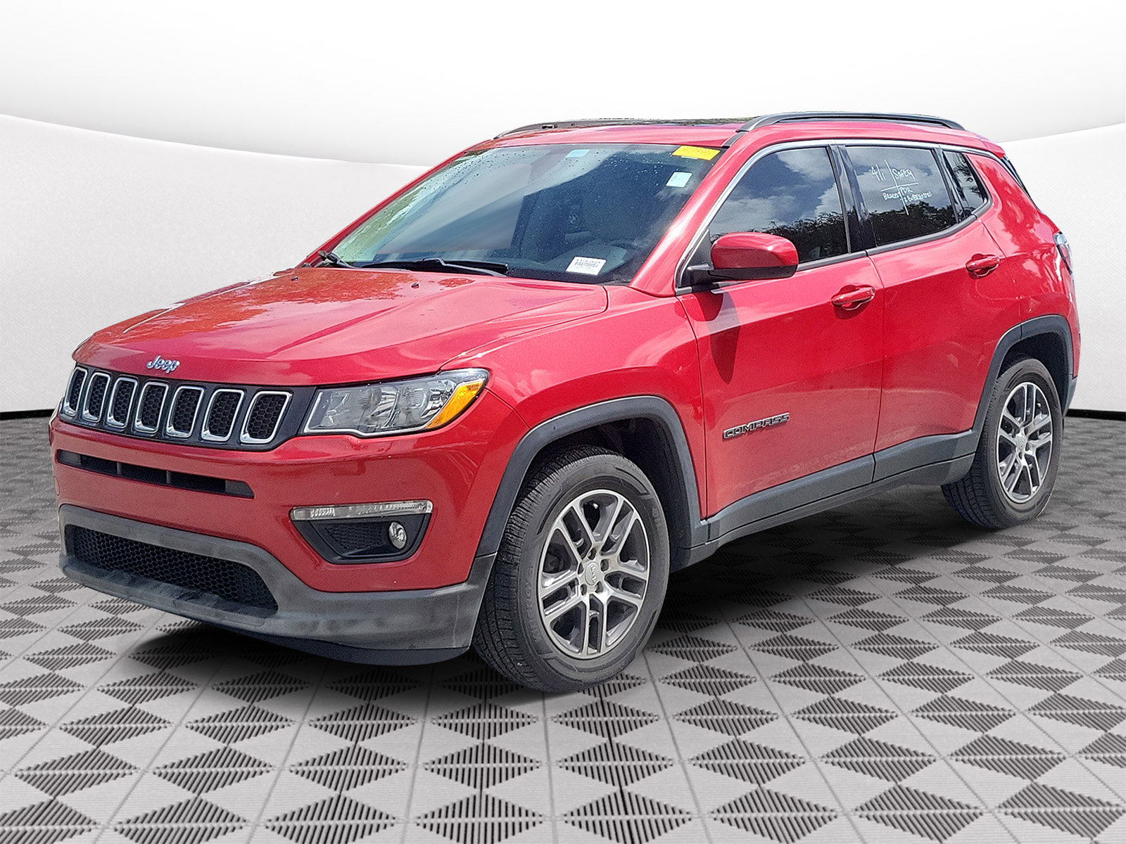 Used 2019 Jeep Compass Latitude image 2