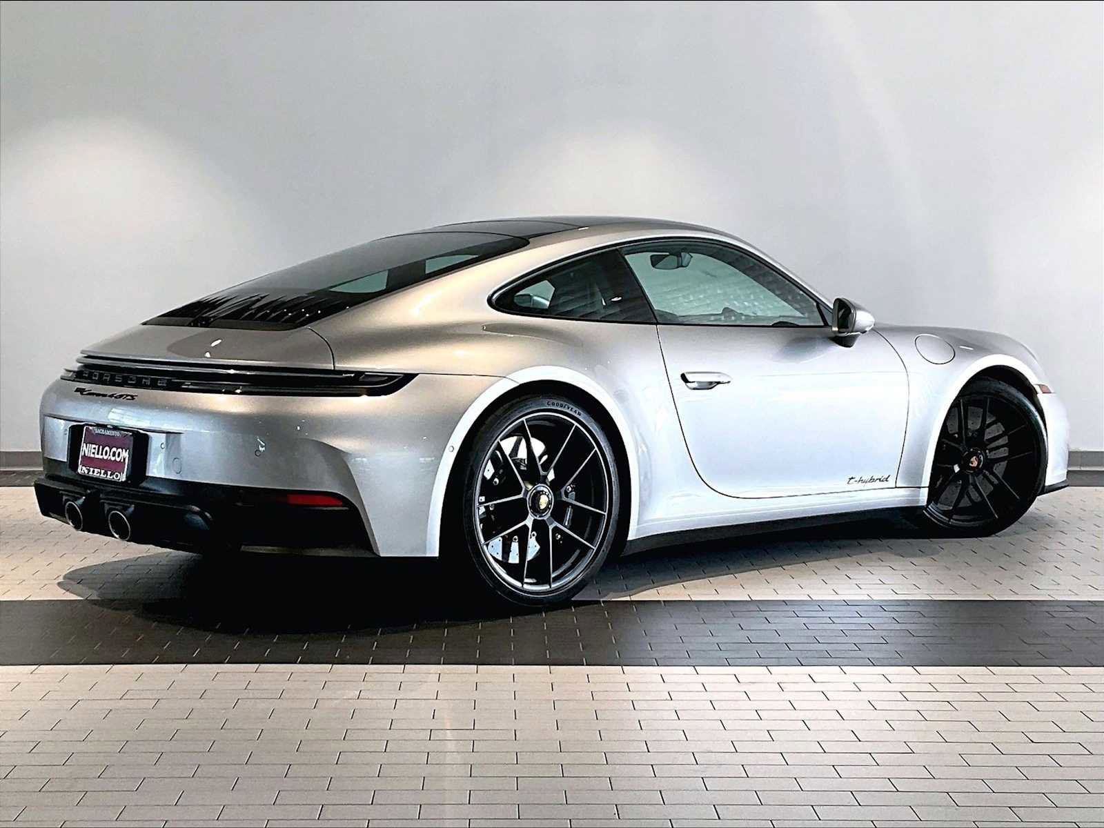 Used 2025 Porsche 911 Carrera 4 GTS image 10
