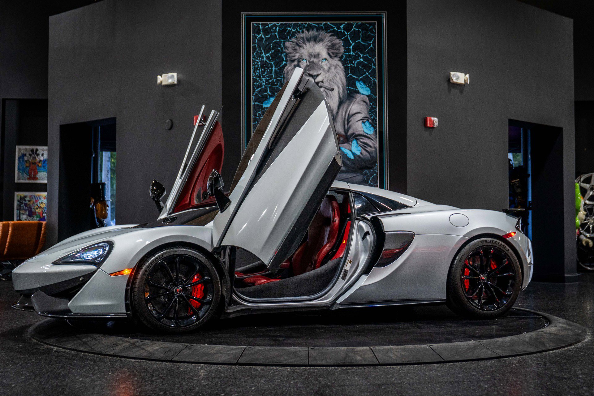 Used 2018 McLaren 570S Spider image 24