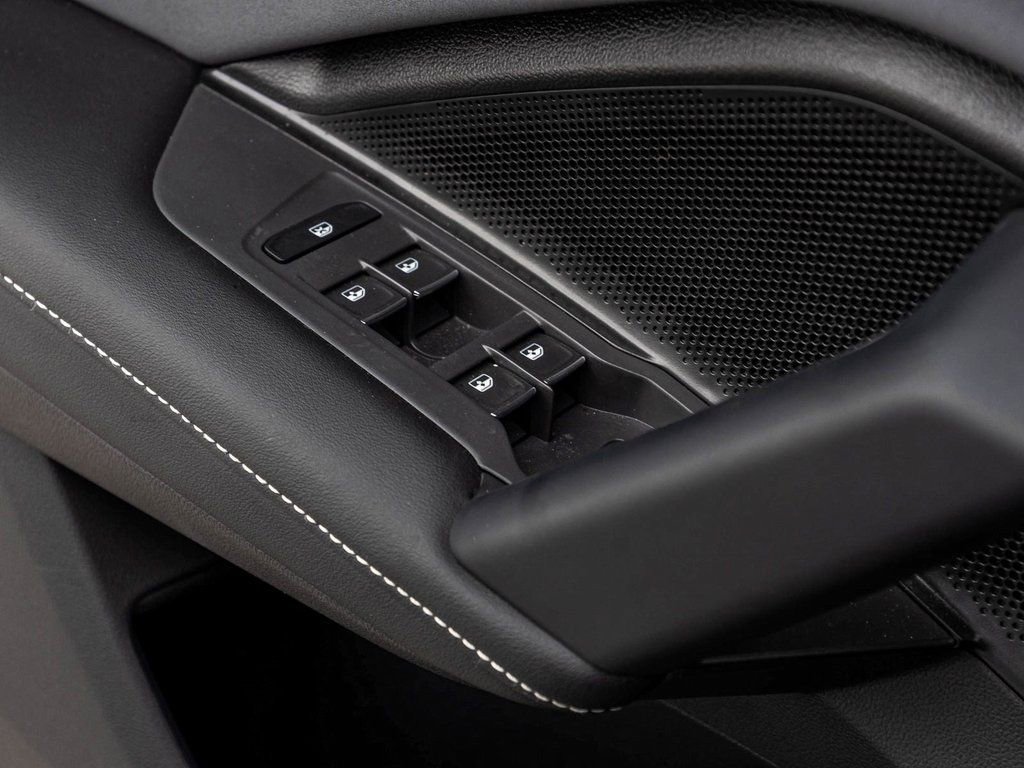 Used 2025 Volkswagen Tiguan SE image 12